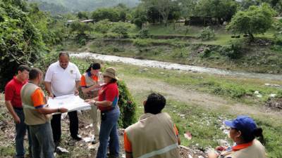 Ingenieros de Copeco y la Municipalidad visitaron la zona por donde desembocará el agua en el río Pelo.