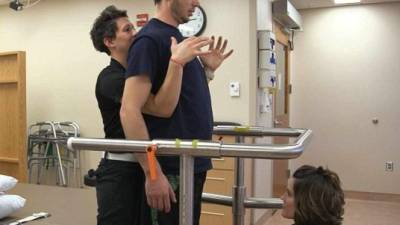 Jered Chinnock, que perdió la movilidad de sus piernas tras un accidente hace tres años, logró volver a caminar tras recibir un implante de electrodo en su columna./Mayo Clinic.