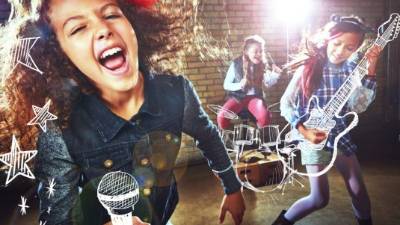 Shot of children singing and playing rock music on imaginary instrumentshttp://195.154.178.81/DATA/i_collage/pu/shoots/805965.jpg