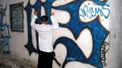 Fotograma de un documental sobre pandilleros en Estados Unidos que el canal de televisión Discovery en español transmitió el domingo, 28 de octubre de 2007.