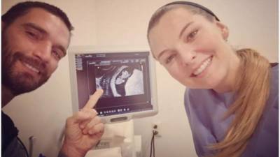 La pareja está más enamorada que nunca. El bebé que esperan los ha unido más.