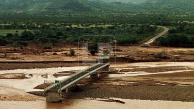 Este 29 de octubre de 2026 se cumplen 28 años de uno de los episodios más devastadores en la historia de Honduras: el paso del huracán Mitch, fenómeno meteorológico que dejó miles de víctimas, comunidades inundadas y pérdidas humanas y económicas que marcaron al país durante décadas. Las fotografías de Diario LA PRENSA permiten recordar la magnitud de aquella catástrofe ocurrida en octubre de 1998.
