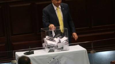 El presidente del Congreso Nacional durante la votación pasada.