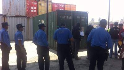 Las autoridades hicieron una minuciosa inspección en los contenedores en los que sospechaban tenían droga.