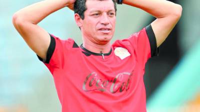 Óscar Salgado tiene la difícil misión de ganar a domicilio este domingo.