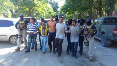 Los seis detenidos fueron presentados esta tarde, acusados de estar involucrados en la emboscada que le costó la vida al capitán Denis Valdés