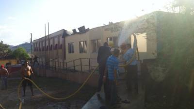 El edificio de la alcaldía de Chinda, Santa Bárbara, se quemó en su totalidad la tarde de este domingo.