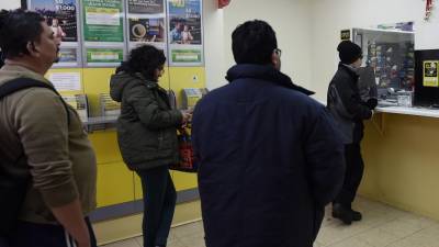 Varias personas esperan su turno para enviar dinero a sus países de origen en Washington, DC, en una fotografía de archivo.
