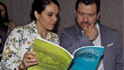 Andrés Celis (d), Jefe de la Oficina Nacional del ACNUR en Honduras, junto a Lorena Nieto (i), de ACNUR, durante la presentación de un estudio sobre desplazados, este miércoles, en Tegucigalpa. La violencia por el crimen o las pandillas causó el desplazamiento forzado de 247.090 personas en Honduras entre 2004 y 2018, alerta un informe presentado este miércoles en Tegucigalpa, en un evento en el que expertos señalaron que el país requiere legislar para proteger a los desplazados. EFE/ Gustavo Amador