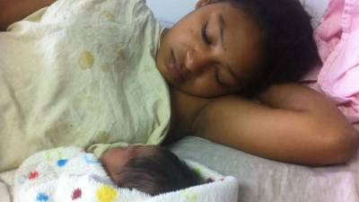 La madre dijo estar feliz de haber dado a luz en esta Navidad.