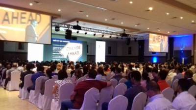 Los asistentes al evento disfrutan de una de las conferencias ofrecidas.