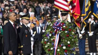 El mandatario estadounidense presentó una ofrenda al soldado no conocido.