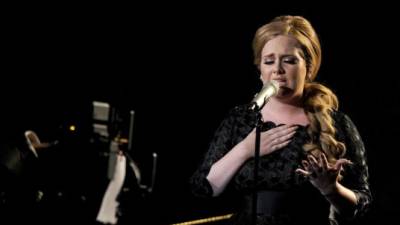 No se sabe si el nuevo disco de Adele se titulará “25”, la edad que tenía la artista británica cuando lo empezó a componer, o “26” o “27” tras ser varias veces postergado.