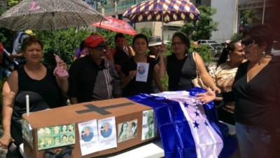 Mujeres protestan y viste de luto para reclamar justicia por su líder y compañera.