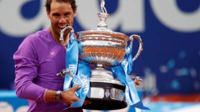 Rafael Nadal posa con el trofeo tras vencer al griego Stéfanos Tsitsipás en la final del Open Banc Sabadell, disputada en el Real Club de Tenis de Barcelona. Foto EFE.