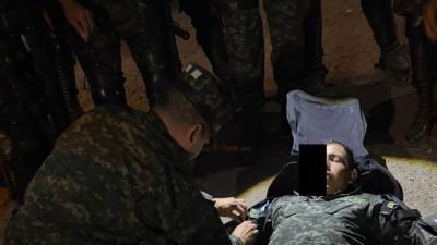 El soldado fue trasladado en una ambulancia de reacción al Hospital Militar, donde recibe atención médica especializada.