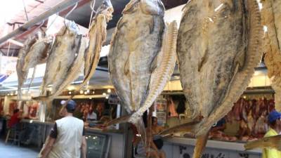 El pescado seco resalta en los locales del Dandy. Fotos: Franklin Muñoz