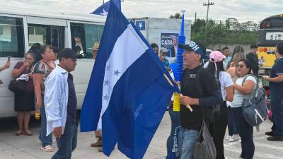 Cientos de simpatizantes del expresidente Juan Orlando Hernández esperan su llegada este domingo 26 de julio en las afueras del Aeropuerto Internacional de Palmerola, en Comayagua.