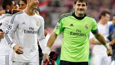 Iker Casillas celebra junto a Cristiano Ronaldo al final del partido.