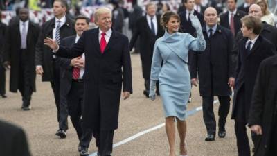 El presidente Donald Trump acompañado de su esposa Melania.