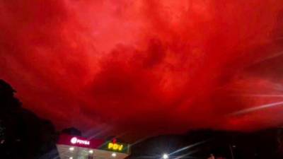 Un inusual fenómeno sorprendió a los habitantes de Caracas la tarde del martes, cuando el cielo de la capital venezolana se tiñó de un intenso color rojo, apenas una semana después de los devastadores terremotos que han dejado más de 2,200 fallecidos y miles de heridos en el país sudamericano.