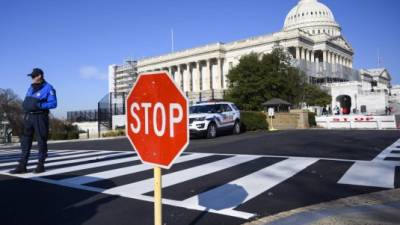 Un oficial de policía se encuentra cerca del Capitolio de los EEUU. AFP