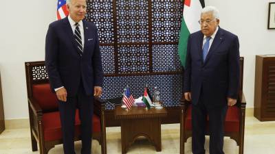 El presidente palestino, Mahmud Abas (R), y el estadounidense, Joe Biden, en Cisjordania. EFE/EPA/MOHAMAD TOROKMAN / POOL