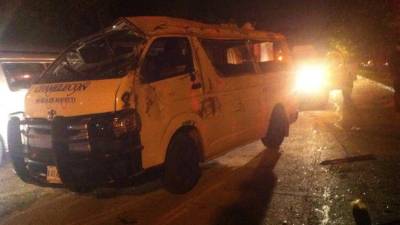 El rapidito volcó al querer rebasar otro vehículo.