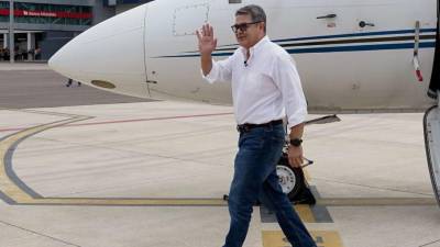 El expresidente Juan Orlando Hernández publico fotos inéditas del emotivo reencuentro con su familia en el Aeropuerto Internacional de Palmerola, en Comayagua, tras su regreso a Honduras.