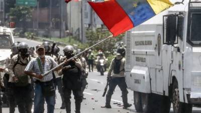 Agentes antimotines impidieron con bombas lacrimógenes avanzar hacia el centro de Caracas a miles de opositores que marchaban este miércoles para exigir elecciones generales en Venezuela, en un nuevo desafío contra el presidente Nicolás Maduro pese a la violencia que deja 27 muertos.