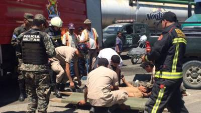Los bomberos de Villanueva auxiliaron a los Policías Militares afectados.