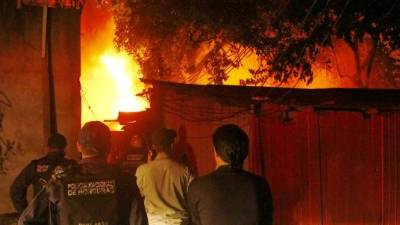 Unas 280 personas que resultaron afectadas por el voraz incendio que redujo a cenizas 80 casas en el bordo de la colonia Primavera de San Pedro Sula piden ayuda a las autoridades municipales y gubernamentales ya que quedaron sin nada. Foto: Cristina Santos