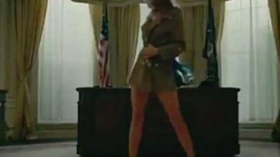 El gráfico video del rapero T.I. en el que parodia a la primera dama estadounidense como striper ha sido censurado en varios medios de EEUU.