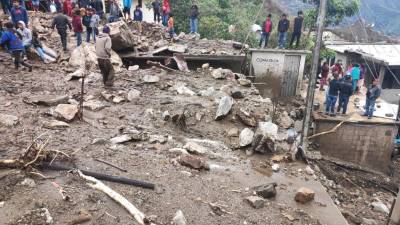 Cortes en carreteras, árboles y postes caídos dejó en la costa sur del Pacífico de México el paso de Agatha, que tocó tierra como huracán categoría 2 y este martes se había degradado a depresión tropical.