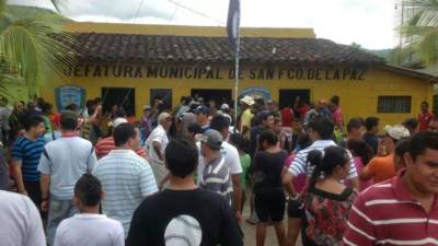 Los pobladores afuera de la posta policial de San Francisco de la Paz.