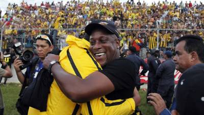 Hernán Medford celebra su primer campeonato en Honduras. El entrenador costarricense se vio muy feliz en la celebración aurinegra.