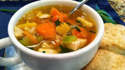 El caldo de pollo se considera también un remedio casero contra los resfriados.