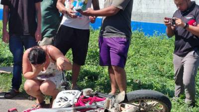 Una pariente de los fallecidos llegó a la escena del accidente para reconocer ambos cuerpos.