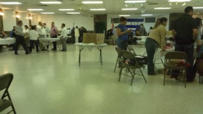 Hondureños ejerciendo el voto en Miami, Florida.