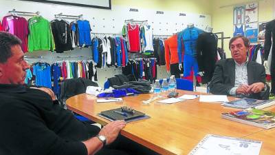 Luis Suárez platica con un representante de Joma.