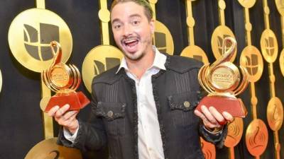 J Balvin posó con sus dos premios Lo Nuestro.