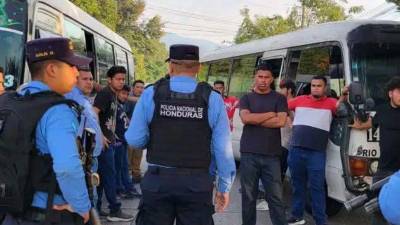 Transportistas mantienen este lunes 28 de septiembre protestas y tomas de carretera en distintos puntos de la zona norte de Honduras, en rechazo al incremento en los precios de los combustibles.