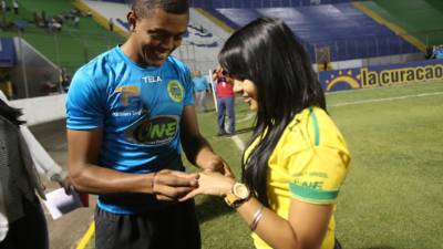 El momento en el que Álvaro Juanes le pone el anillo a su novia.