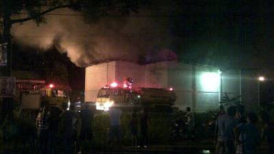 Durante más de una hora, los bomberos lucharon para controlar el incendio.