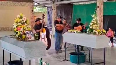 <b><span class=mln_uppercase_mln>Velorio.</span></b> Con mariachis despidieron a don Luis y su nieta Vanessa.