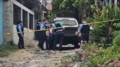 Policías resguardan la escena donde fue encontrado asesinado el soldador Juan Rodríguez en El Zapotal.