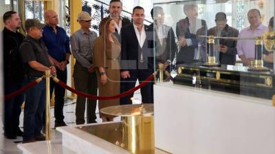 El presidente del Congreso Nacional de Honduras, Tomás Zambrano, visitó este viernes el mausoleo donde reposan los restos del prócer Francisco Morazán, durante su viaje oficial en San Salvador, El Salvador.