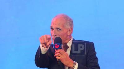 El candidato presidencial del Partido Nacional, Nasry Asfura, anunció que donará la totalidad de su salario presidencial a la Teletón en caso de resultar electo presidente de Honduras.