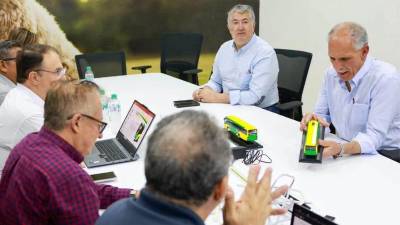 El presidente Nasry Asfura durante reunión con Natanael Romero, director de Operaciones de MetroSula.