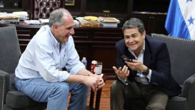 El expresidente de Honduras, Juan Orlando Hernández (2014-2022), pidió al presidente de la República, Nasry Asfura, fortalecer el gobierno digital como una herramienta clave para facilitar los trámites de los hondureños y modernizar la administración pública.